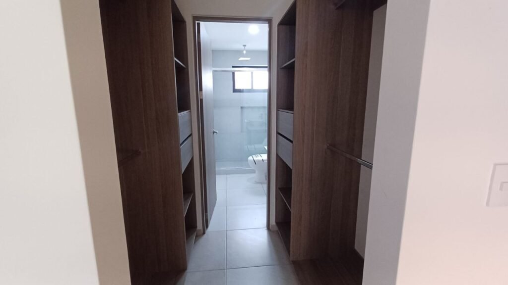 RECAMARA PRINCIPAL CON BAÑO Y WALKING CLOSET